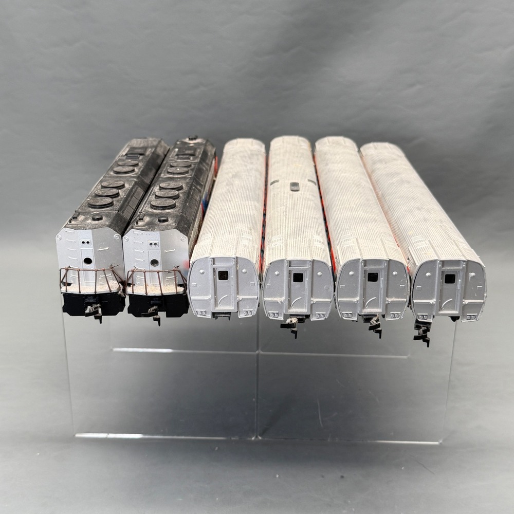 HO Scale Untested Athearn FP45 Amtrak Locomotive & 4 Walthers Amfleet Cars - Picture 8 of 16